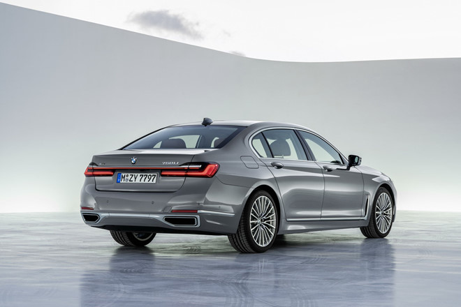 BMW 7-Series 2020 chốt giá rẻ hơn Mercedes-Benz S-Class