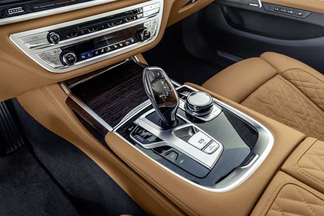 BMW 7-Series 2020 chốt giá rẻ hơn Mercedes-Benz S-Class