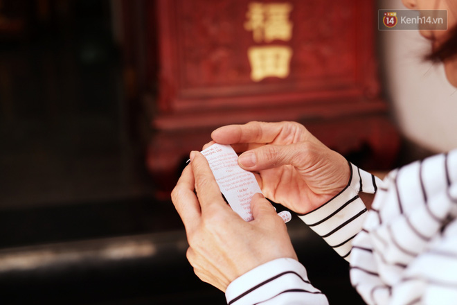 Bỏ tiền xu lấy thẻ xăm bằng máy tự động: Người Sài Gòn nườm nượp xem quẻ đầu năm thời công nghệ 4.0