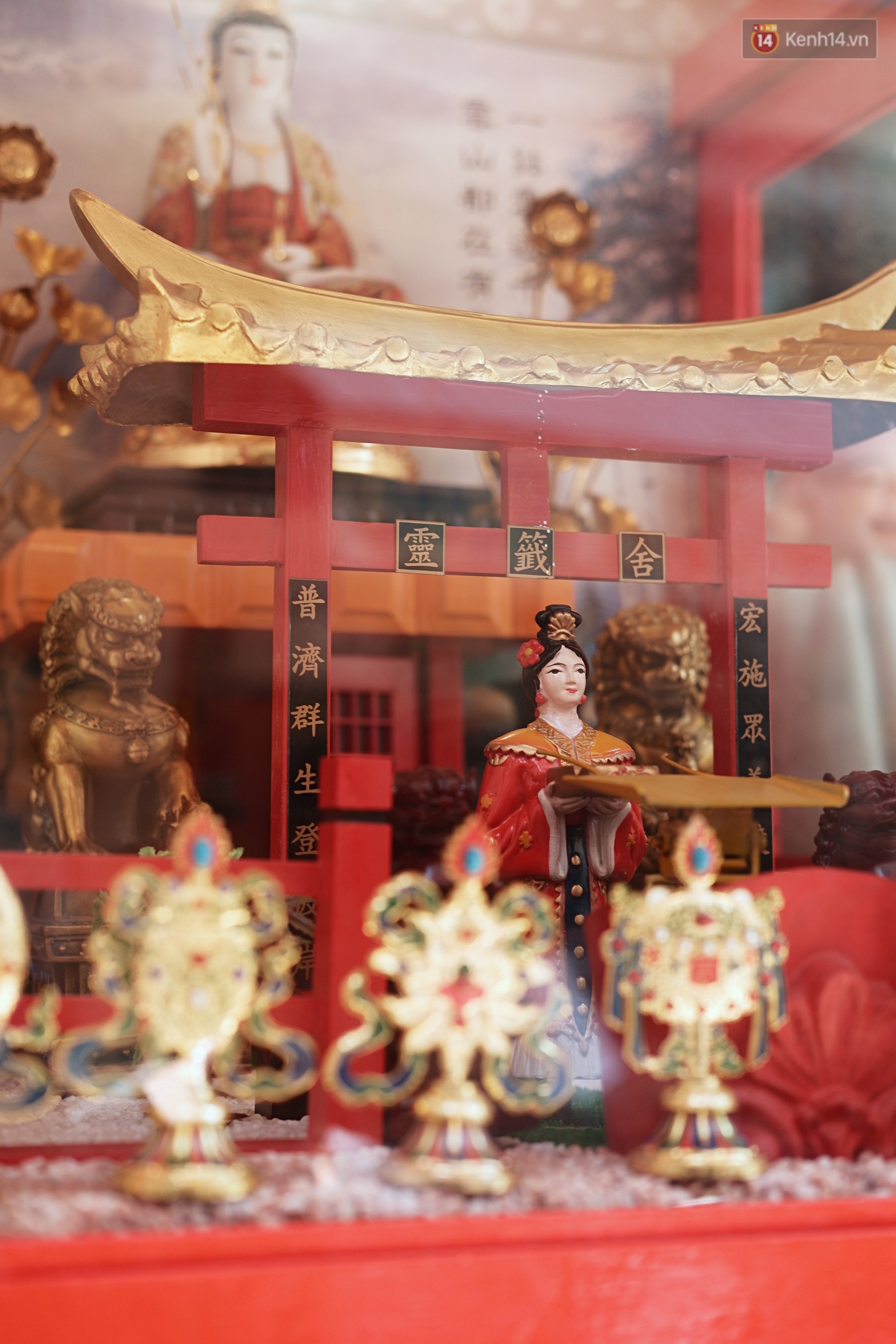 Bỏ tiền xu lấy thẻ xăm bằng máy tự động: Người Sài Gòn nườm nượp xem quẻ đầu năm thời công nghệ 4.0