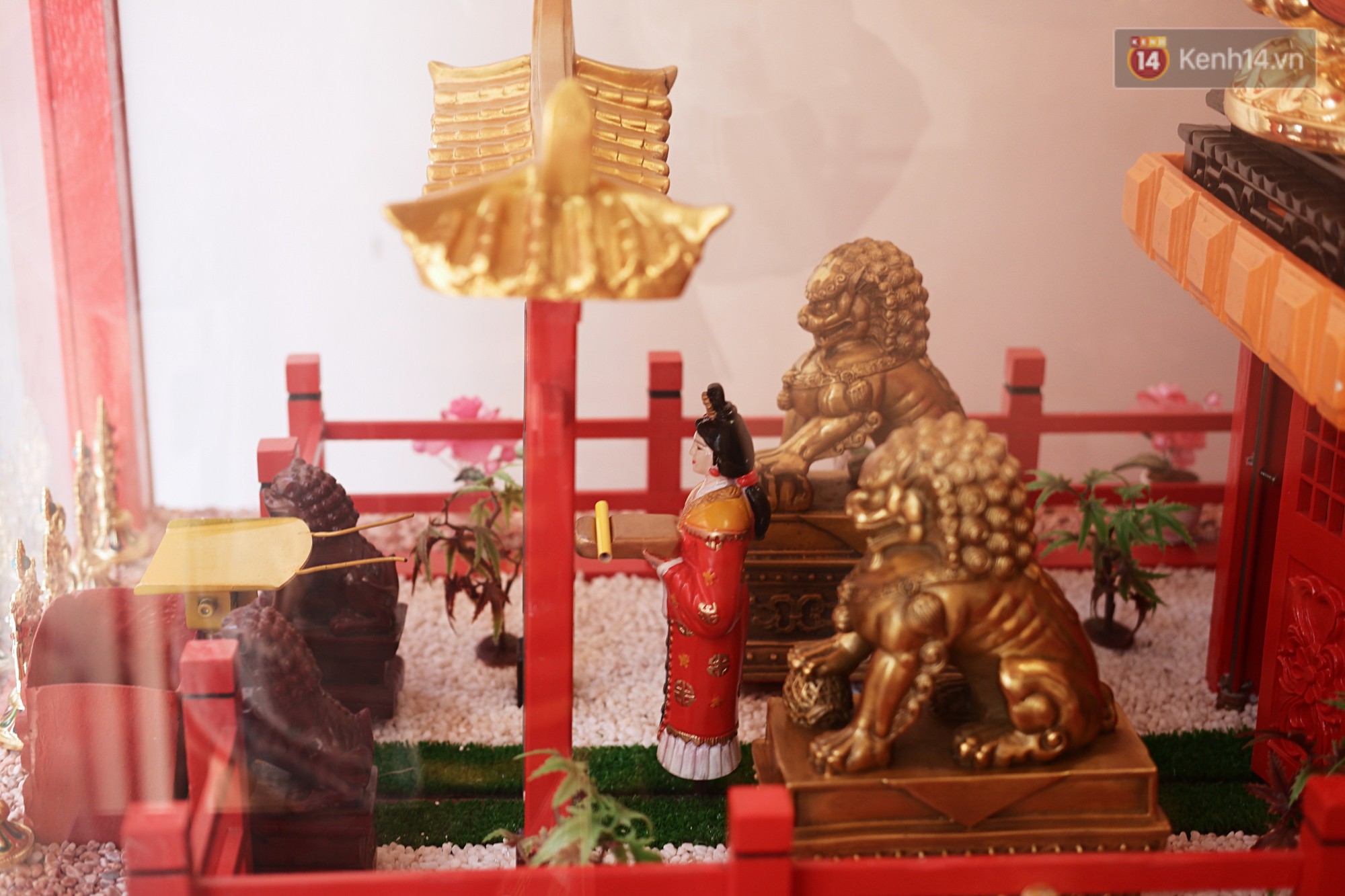 Bỏ tiền xu lấy thẻ xăm bằng máy tự động: Người Sài Gòn nườm nượp xem quẻ đầu năm thời công nghệ 4.0