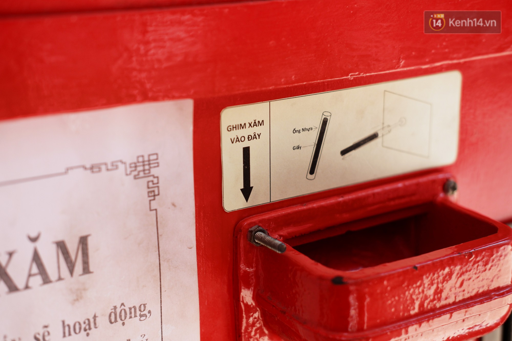 Bỏ tiền xu lấy thẻ xăm bằng máy tự động: Người Sài Gòn nườm nượp xem quẻ đầu năm thời công nghệ 4.0