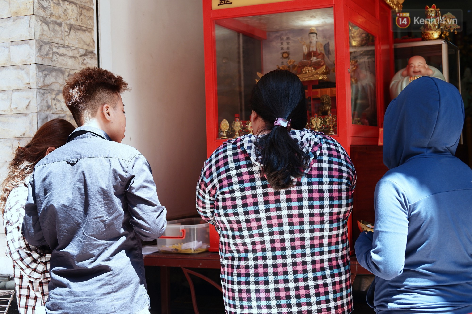 Bỏ tiền xu lấy thẻ xăm bằng máy tự động: Người Sài Gòn nườm nượp xem quẻ đầu năm thời công nghệ 4.0