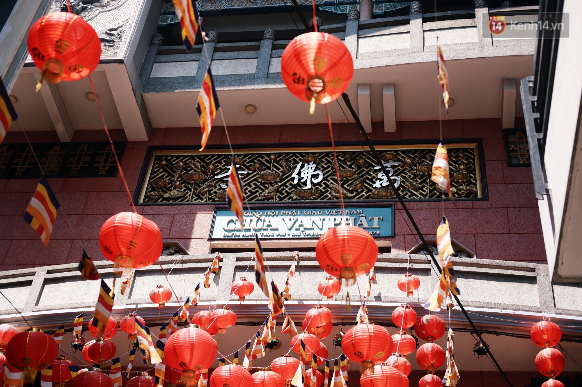 Bỏ tiền xu lấy thẻ xăm bằng máy tự động: Người Sài Gòn nườm nượp xem quẻ đầu năm thời công nghệ 4.0