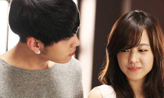 Đi lễ chùa đầu năm với công ty, vợ chết lặng khi thấy chồng đang lầm rầm cầu an cùng người phụ nữ khác