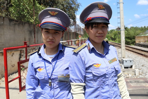 Nhân viên gác chắn cứu cụ bà trước đầu tàu hỏa: Tôi làm theo phản xạ