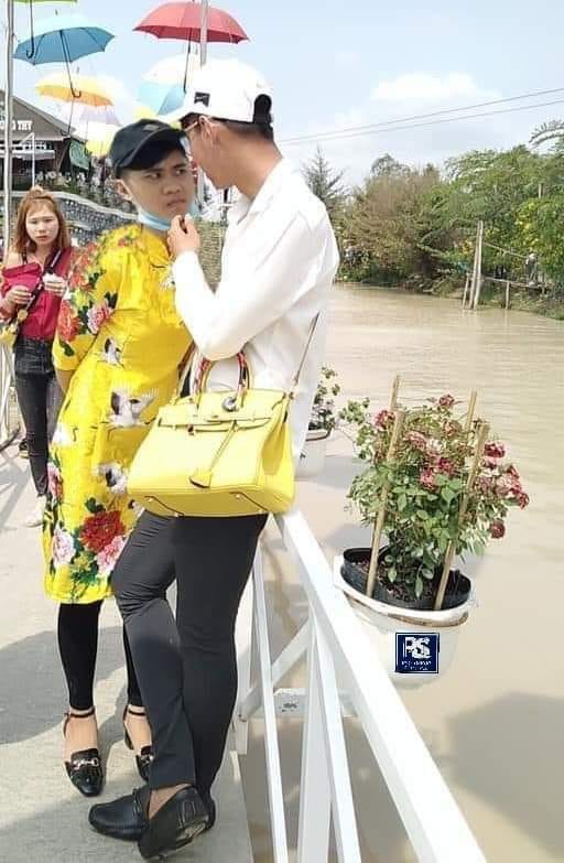 Nhờ dân mạng xóa hộ thánh lườm trong ảnh chụp với bạn gái, thanh niên nhận cái kết đắng ngắt như mọi khi