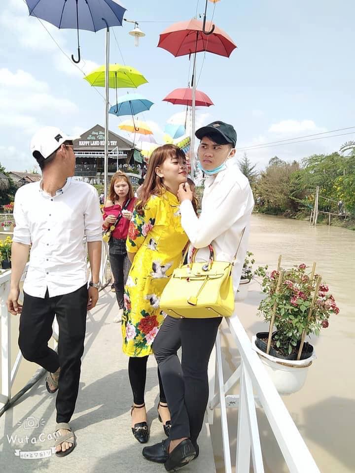 Nhờ dân mạng xóa hộ thánh lườm trong ảnh chụp với bạn gái, thanh niên nhận cái kết đắng ngắt như mọi khi