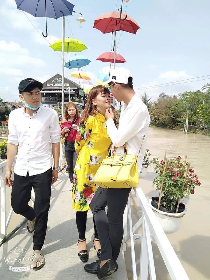 Nhờ dân mạng xóa hộ thánh lườm trong ảnh chụp với bạn gái, thanh niên nhận cái kết đắng ngắt như mọi khi