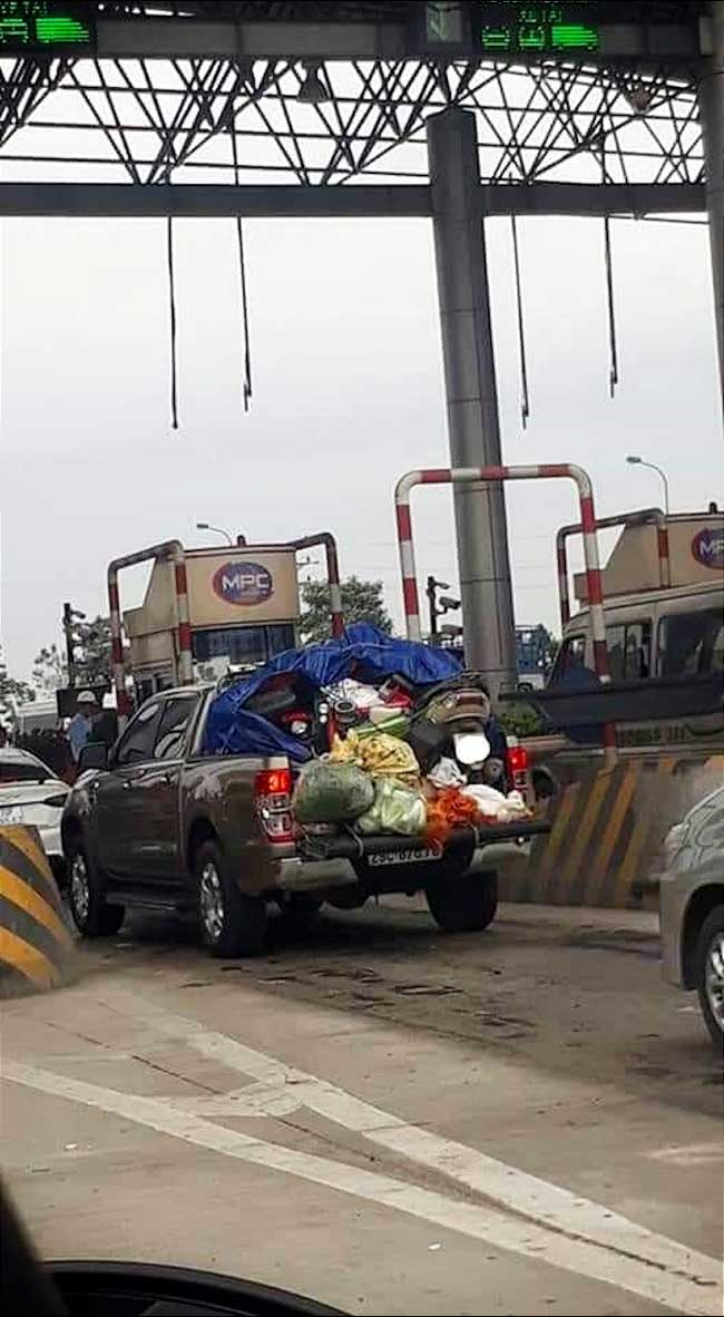 Những chuyến xe thồ rau củ lợn gà, chở cả nhà quê bố mẹ gói ghém cho con mang lên thành phố gây xúc động