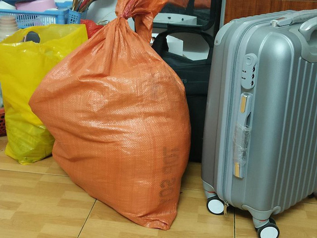 Những chuyến xe thồ rau củ lợn gà, chở cả nhà quê bố mẹ gói ghém cho con mang lên thành phố gây xúc động