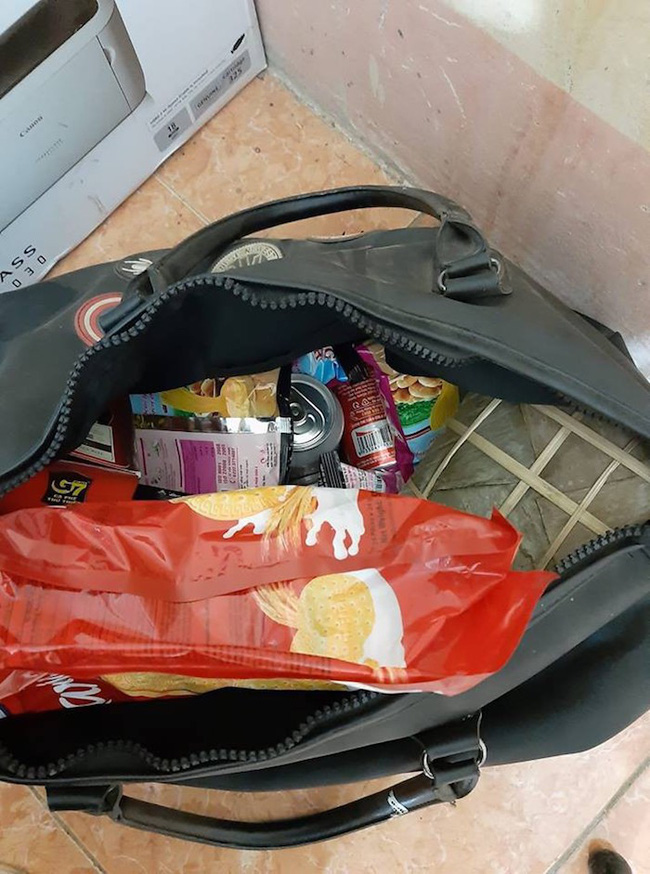 Những chuyến xe thồ rau củ lợn gà, chở cả nhà quê bố mẹ gói ghém cho con mang lên thành phố gây xúc động