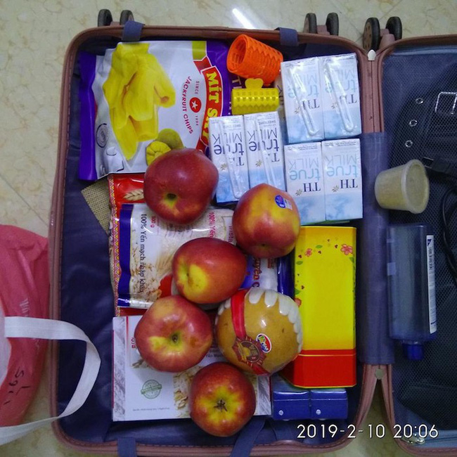 Những chuyến xe thồ rau củ lợn gà, chở cả nhà quê bố mẹ gói ghém cho con mang lên thành phố gây xúc động