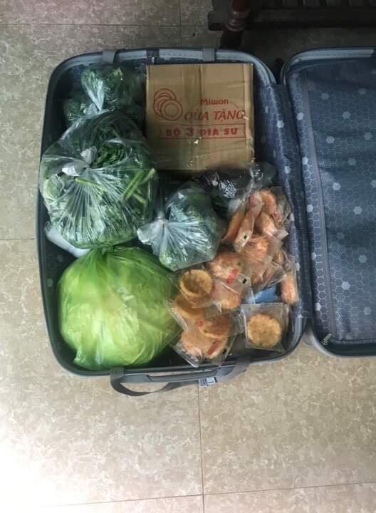 Những chuyến xe thồ rau củ lợn gà, chở cả nhà quê bố mẹ gói ghém cho con mang lên thành phố gây xúc động