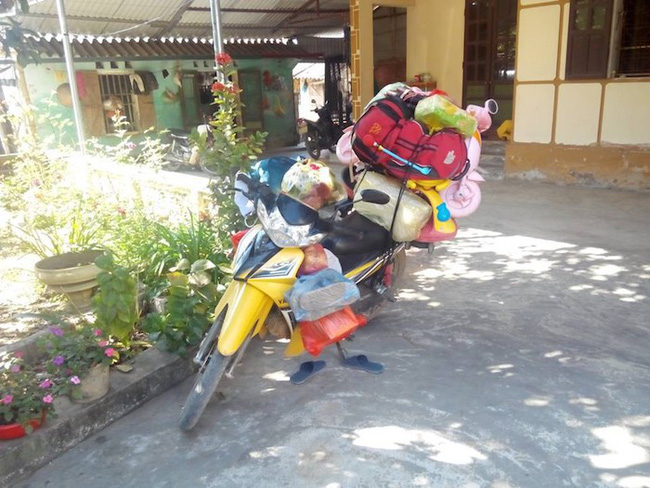 Những chuyến xe thồ rau củ lợn gà, chở cả nhà quê bố mẹ gói ghém cho con mang lên thành phố gây xúc động