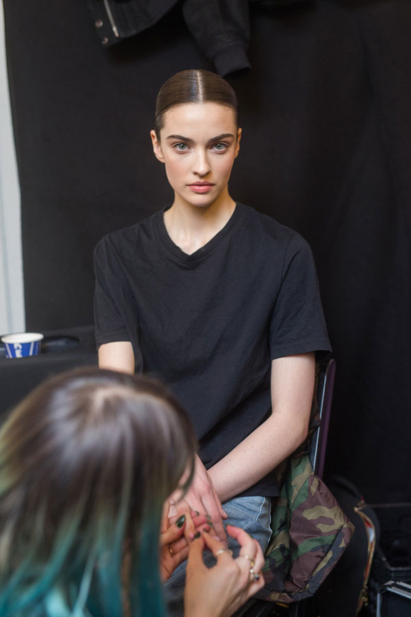 Nhìn hậu trường show tại New York của Công Trí, ai không biết cứ ngỡ đây là Victorias Secret Fashion Show!