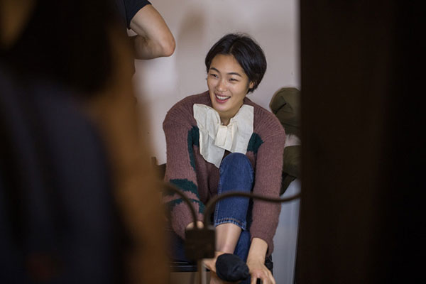 Nhìn hậu trường show tại New York của Công Trí, ai không biết cứ ngỡ đây là Victorias Secret Fashion Show!