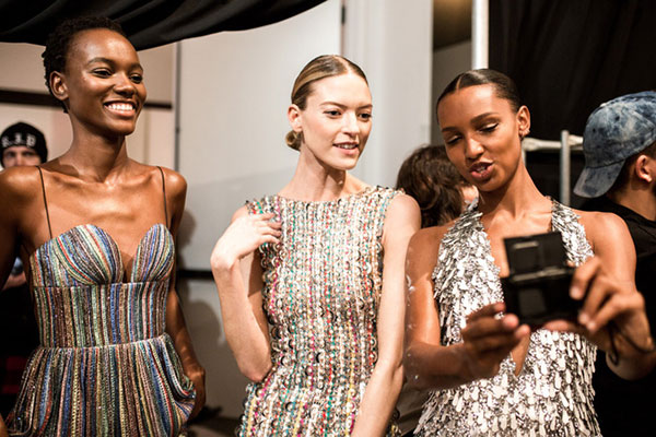 Nhìn hậu trường show tại New York của Công Trí, ai không biết cứ ngỡ đây là Victorias Secret Fashion Show!