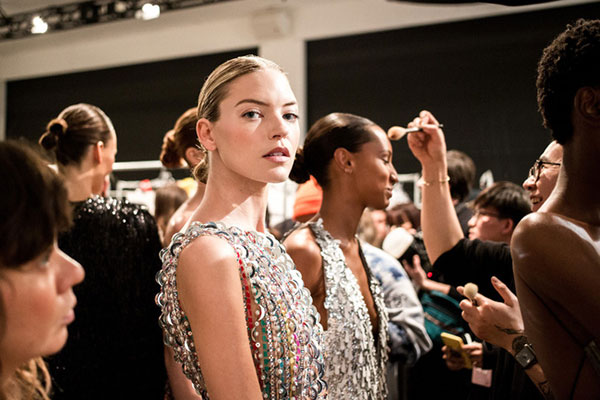 Nhìn hậu trường show tại New York của Công Trí, ai không biết cứ ngỡ đây là Victorias Secret Fashion Show!