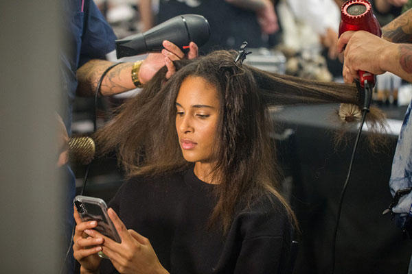 Nhìn hậu trường show tại New York của Công Trí, ai không biết cứ ngỡ đây là Victorias Secret Fashion Show!