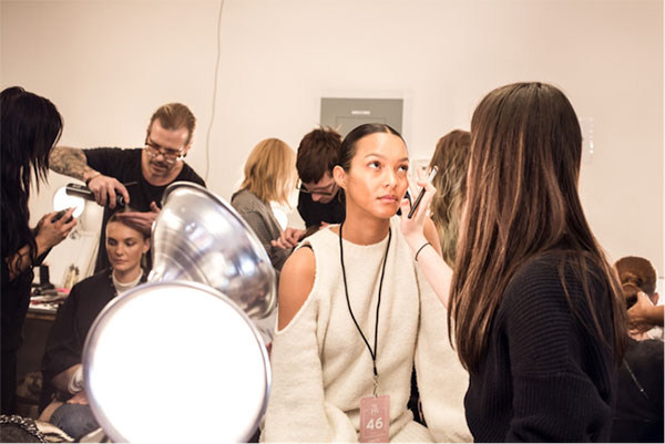 Nhìn hậu trường show tại New York của Công Trí, ai không biết cứ ngỡ đây là Victorias Secret Fashion Show!