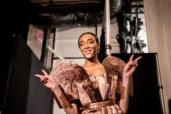 Nhìn hậu trường show tại New York của Công Trí, ai không biết cứ ngỡ đây là Victorias Secret Fashion Show!