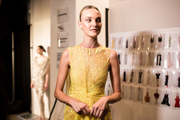 Nhìn hậu trường show tại New York của Công Trí, ai không biết cứ ngỡ đây là Victorias Secret Fashion Show!