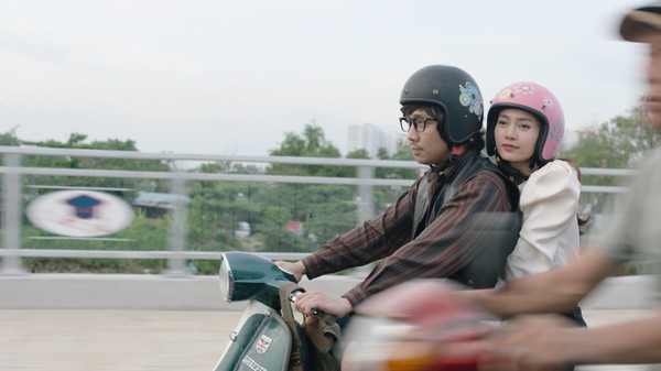 Phim trăm tỷ mùa Tết - Cua lại vợ bầu và Siêu sao siêu ngố có thực sự là tuyệt phẩm của điện ảnh Việt?