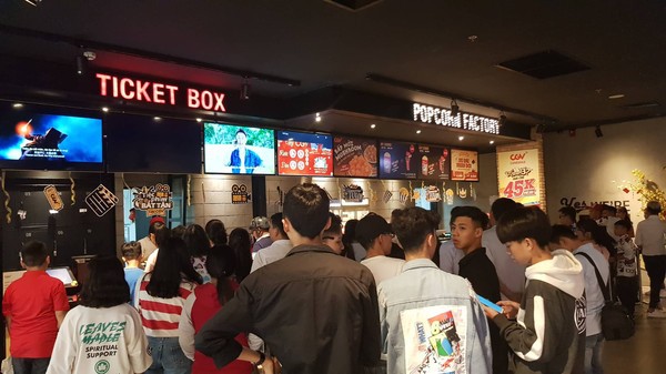 Phim trăm tỷ mùa Tết - Cua lại vợ bầu và Siêu sao siêu ngố có thực sự là tuyệt phẩm của điện ảnh Việt?