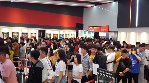 Phim trăm tỷ mùa Tết - Cua lại vợ bầu và Siêu sao siêu ngố có thực sự là tuyệt phẩm của điện ảnh Việt?