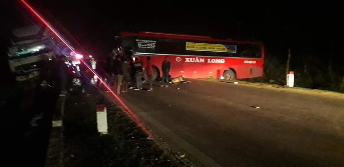 Đấu đầu xe tải trong đêm, tài xế xe khách gãy chân
