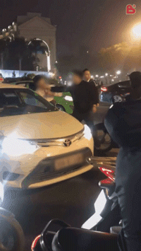 Nam thanh niên túm cổ tài xế, đá lật gương taxi trước cửa Nhà hát lớn Hà Nội Nam thanh niên túm cổ tài xế, đá lật gương taxi trước cửa Nhà hát lớn Hà Nội