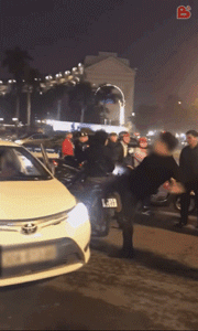 Nam thanh niên túm cổ tài xế, đá lật gương taxi trước cửa Nhà hát lớn Hà Nội