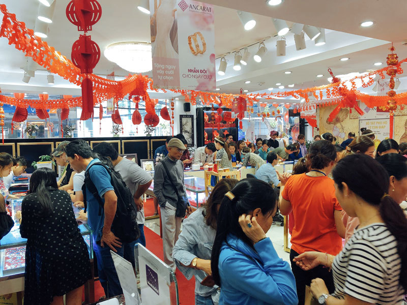 Nhà buôn tung chiêu, bán hàng tấn vàng ngày vía Thần Tài