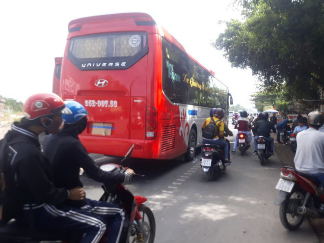 Chồng gào khóc ôm thi thể vợ bị xe khách cán chết tại chỗ trên đường trở lại Sài Gòn