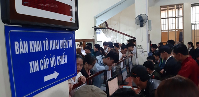 Nghệ An: Có ngày cả nghìn người tới làm hộ chiếu, giấy thông hành