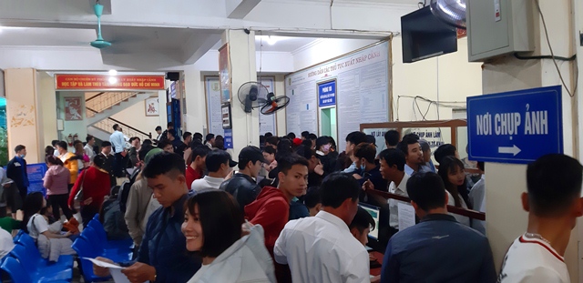 Nghệ An: Có ngày cả nghìn người tới làm hộ chiếu, giấy thông hành