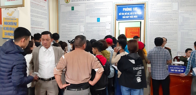 Nghệ An: Có ngày cả nghìn người tới làm hộ chiếu, giấy thông hành