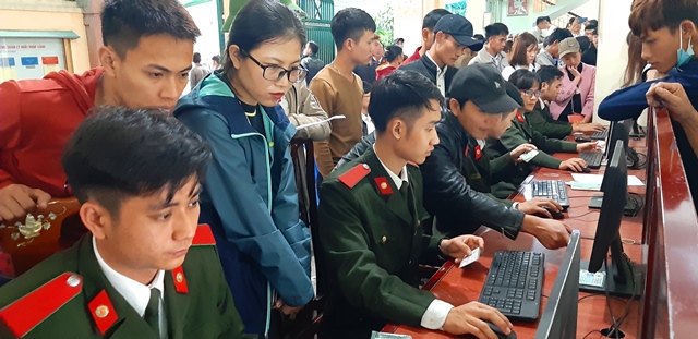 Nghệ An: Có ngày cả nghìn người tới làm hộ chiếu, giấy thông hành