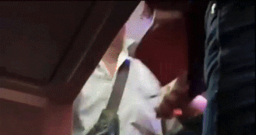 Thấy phụ xe đánh vợ, chồng bình thản quay clip: Anh đánh là không được nhé!