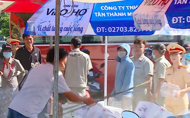 Trần tình bất ngờ của người đàn ông dọa đánh nữ CSGT phát nước miễn phí cho người đi đường