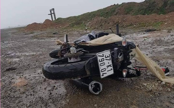 Tá hỏa phát hiện thi thể nam thanh niên nằm giữa đường cạnh chiếc xe Exciter vỡ nát