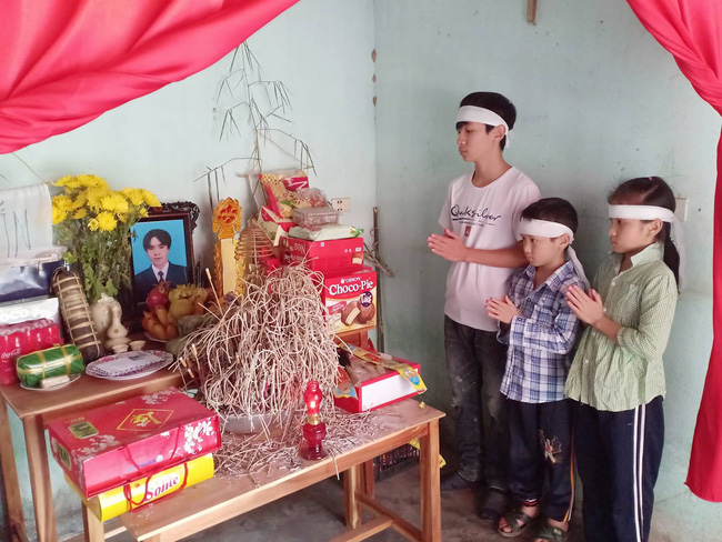 Mẹ bỏ đi biệt tích, ba đứa trẻ ngã quỵ trước linh cữu người cha vừa qua đời vì tai nạn giao thông