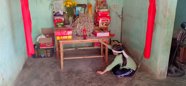 Mẹ bỏ đi biệt tích, ba đứa trẻ ngã quỵ trước linh cữu người cha vừa qua đời vì tai nạn giao thông