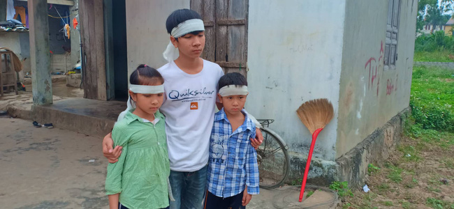 Mẹ bỏ đi biệt tích, ba đứa trẻ ngã quỵ trước linh cữu người cha vừa qua đời vì tai nạn giao thông