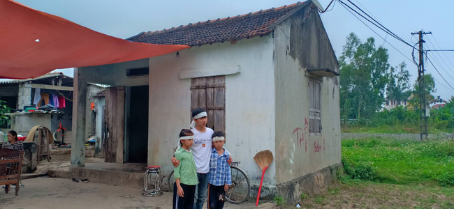 Mẹ bỏ đi biệt tích, ba đứa trẻ ngã quỵ trước linh cữu người cha vừa qua đời vì tai nạn giao thông