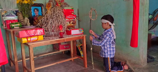 Mẹ bỏ đi biệt tích, ba đứa trẻ ngã quỵ trước linh cữu người cha vừa qua đời vì tai nạn giao thông