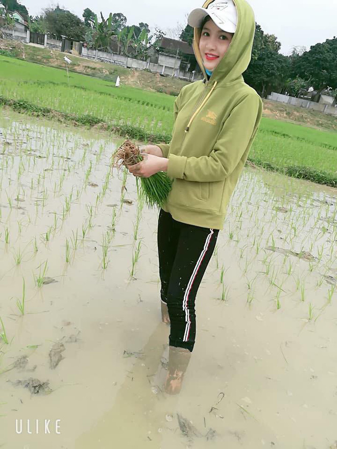 Dân mạng khoe ảnh đi làm đồng ngày Tết: Con nhà nông thì sao, giúp được bố mẹ là hạnh phúc rồi!