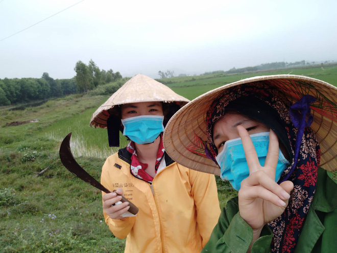 Dân mạng khoe ảnh đi làm đồng ngày Tết: Con nhà nông thì sao, giúp được bố mẹ là hạnh phúc rồi!