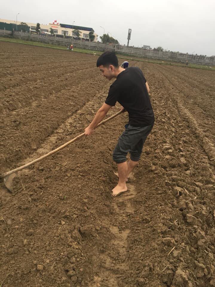 Dân mạng khoe ảnh đi làm đồng ngày Tết: Con nhà nông thì sao, giúp được bố mẹ là hạnh phúc rồi!